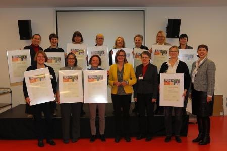 Gruppenbild Leiterinnen mit Staatsekretärin KatrinSchütz (Copyright: Jutta Bogdol)