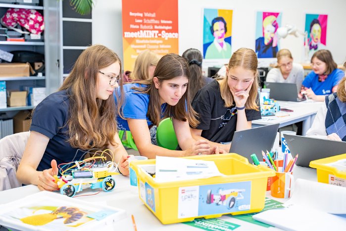 2025_meetMINT-Sommerferienprogramm_mit_Sch%C3%BCllerinnen_Copyright_HSB_-_Louisa_Windbrake.jpg