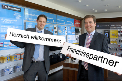 Thorsten Fluck, Leiter Geschäftsbereich Shops bei The Phone House, sowie Dr. Ralf-Peter Simon, Vorsitzender der Geschäftsführung von The Phone House, heißen Franchisepartner bei The Phone House herzlich willkommen.