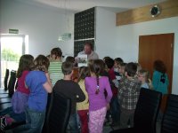 Herr Harhammer mit Schulkindern