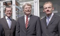 Bundeswirtschaftsminister Karl-Theodor zu Guttenberg (links) ließ sich von Friedhelm Loh, Inhaber und Vorstandsvorsitzender von Rittal und Bernd Eckel, Geschäftsführer Vertrieb weltweit, die Messehighlights der Hannover Messe 2009 zeigen
