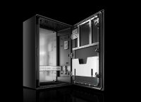 Ob in der Petrochemie, bei Raffinerien, Ölplattformen, Tankstellen oder in Infrastrukturbereichen rund um LNG und nun immer häufiger Wasserstoff – in explosionsgefährdeten Bereichen müssen Gehäusesysteme höchste Sicherheitsanforderungen erfüllen. Dazu zählen Zulassungen wie ATEX, IECEx und UL HazLoc. Diese zertifizierte Sicherheit bieten die neuen Rittal Ex-Gehäuse AX aus Kunststoff, Quelle Rittal GmbH & Co. KG