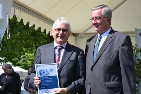 Dr.-Ing. Norbert Stein (on left) receives the ZIM Award from Ernst Burgbacher