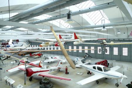 1. Die angebotenen Veranstaltungsorte der LAUNCH DAYS machten vielen Besuchern Spaß! Hier: Oldtimer bei Dauphin, Hersbruck. Glücklich gelandet in der Frankfurter Flugsimulation