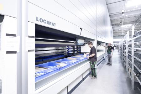 Platzsparendes Kleinteillager und Komissioniersystem- der Lagerlift LOGIMAT