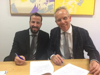 f.l.t.r. Alejandro Gonzalez Camara and Ralph Weidling signing the contracts