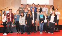 Projektkoordinatorin Dilek Tarhan (vorne Mitte) mit Ausbil-dungsbotschaftern aus dem Kammerbezirk der IHK Heilbronn-Franken / Foto: IHK Heilbronn-Franken