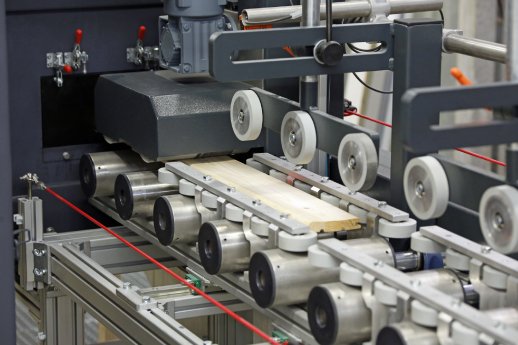 1386 - 2 Holzbearbeitung im Vacumat.jpg