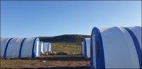 Abbildung 1: Es wurden weiß-blaue Zelte des Quonset-Typs und temporäre Anlagen errichtet, die das operative Explorationsbasislager für das bevorstehende Diamantbohrprogramm über 4.000 bis 5.000 Meter im Projekt Wolverine mit schweren REE in Labrador bilden.