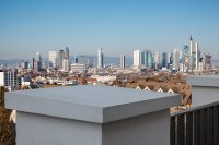 Neben dem Einsatz von Klinker und verschiedenen Putzarten wurden auch Caparol Faserbeton-Elemente in Form von Stützen- und Brüstungsabdeckungen verbaut. Objekt: Neubau Mehrfamilienhaus in Frankfurt