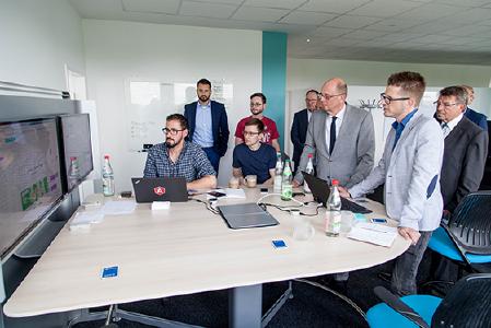 Vorstandsmitglied und IT-Verantwortlicher Christian Wenzel (3.v.r.) erklärte Wolfgang Tiefensee (4.v.r.) die neuesten Entwicklungen in der Software-Abteilung. © M. Schlutter