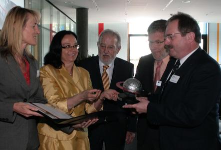 Messeveranstalter Paul Schall bei der Übergabe des "Kompetenzpreis Baden-Württemberg für Innovation und Qualität" / Gitta Schlaak, Projektleitung Control, Bettina und Paul Schall, Geschäftsleitung Schall-Firmengruppe, Dr. h. c. Wolfgang Leonhardt und Dr. Wolfgang Burger, OxiMaTec (v.l.)