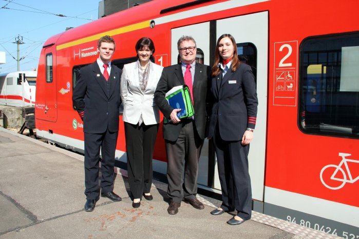 Vertragspartner_Manuela Herbort (DB Regio Nord)_Hauke Jagau (Region Hannover) mit S-.Bahn-Z.JPG