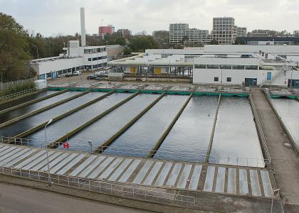 Den Haag, Niederlande. Eine der Einrichtungen, die Kläranlage in Houtrust, umfasst 5 Hektar Fläche und kann im Durchschnitt knapp 79.000 Kubikmeter Abwasser pro Tag reinigen