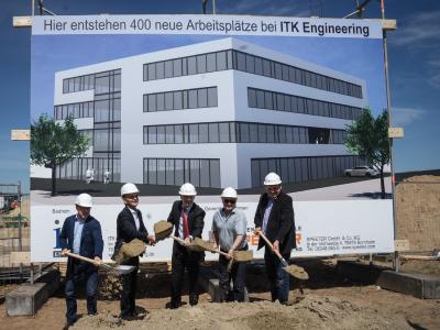 Symbolischer Spatenstich, v.l.n.r.: Thomas Speeter, Geschäftsführer von Element- Fertigteile SPEETER, Landrat Dr. Fritz Brechtel, ITK-Geschäftsführer Michael Englert, Rülzheimer Bürgermeister Reiner Hör und Verbandsbürgermeister Matthias Schardt (Foto: Julia Nutz / ITK Engineering)