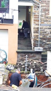 Für die Bohrung mit dem GRUNDOPIT PS60 durch den steilen, eng bebauten Berg war lediglich eine kleine Baugrube vor dem davorliegenden Haus am Fuß des Steilhangs notwendig.