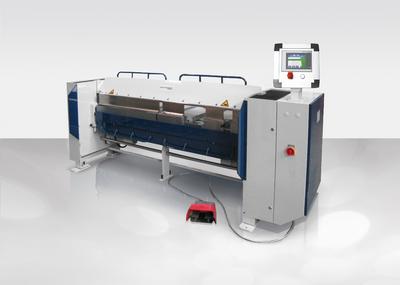 Die Schwenkbiegemaschine MAKV S ist mit ihrer leicht zu bedienenden NC-Steuerung nano Touch das ideale Werkzeug für Handwerker und kleine Industriebetriebe (Bildquelle: Schröder Group)