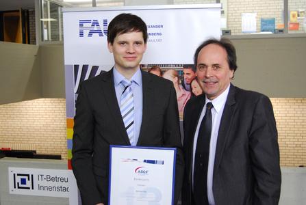 Karl-Heinz John , infoteam Software AG überreicht ASQF-Förderpreis an Diplomanden