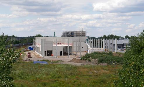 almet Automotive zentralisiert seine Repräsentanz in Wolfsburg in einem neuen Komplex an der Westrampe 3. Im Vordergrund die im Bau befindliche Testhalle, dahinter das Bürogebäude