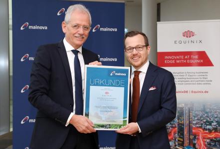 (von links): Mainova-Vorstand Norbert Breidenbach übergibt dem Deutschland-Geschäftsführer von Equinix Jens-Peter Feidner das Grünstromzertifikat für den Bezug des Mainova-Ökostroms