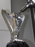 Mit den HPC-Strategien in hyperMILL lassen sich Fahrwerkskomponenten aus hochfestem Titan sicher fertigen.
