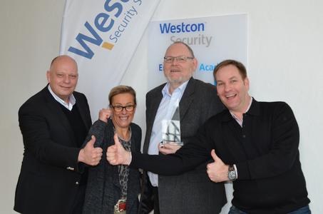 Westcon wurde von HP Enterprise als „Best Performing Security Distributor DACH“ des Jahres 2015 ausgezeichnet. Im Bild (v.l.n.r.): Robert Jung, General Manager bei Westcon, Evelyn Vogt, Leiterin des Business Developments bei Westcon, Jürgen Kerstan, Business Development Manager bei Westcon, und Ralf Stadler, Manager Security Distribution EMEA bei HP Enterprise
