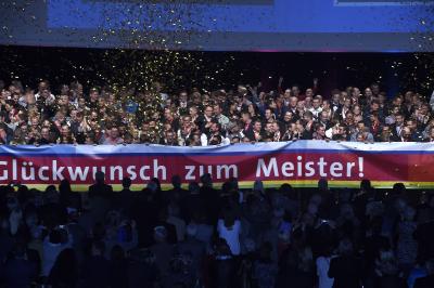 Große Freude kommt bei allen Beteiligten auf, wenn die erfolgreichen Meister auf die Bühne kommen / Das Bild entstand im vergangenen Jahr / Foto: Handwerkskammer Region Stuttgart