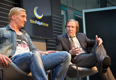 Fußball-Legende und Infront Vermarktungs-Experte Günter Netzer mit Handball-Experte Stefan Kretzschmar