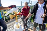 Ein besonderer Moment: Die Zeitkapsel mit Erinnerungsstücken wird feierlich in die Turmkugel eingesetzt. Ein besonderer Moment: Die Zeitkapsel mit Erinnerungsstücken wird feierlich in die Turmkugel eingesetzt.