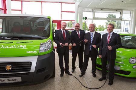 Energieminister Christian Pegel, Geschäftsführer Raymond See, Fiat-Autohändler Hans Busse und WEMAG-Vorstandsmitglied Thomas Pätzold haben die mobile Energiewende im Griff (von li.) Foto: WEMAG/ Rudolph-Kramer