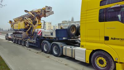 Schwere Last – Einfach verladen
Firma Hämmerle, Spezialist für Schwerlasttransport holt eine über 60 t schwere Baumaschine von ihrem Einsatzort wieder ab.