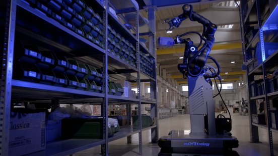 Bild 3 - Mobiler Zwei-Arm-Cobot © Ippi Studio.jpg