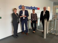 Preisverleihung an Geschäftsführer Michael Hensel von dormakaba Deutschland (v.l.n.r. Silke Koppers, Chefredakteurin Schloss- und Beschlagmarkt, Geschäftsführer Michael Hensel, Petra Eisenbeis-Trinkle, PR dormakaba, Jürgen Busch, Verlag RM Handelsmedien GmbH & Co. KG)