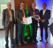 vlnr: Laudator Prof. Dr. Djones Lettnin von Infineon neben Preisträger Jörg Bormann von Siemens EDA, eingerahmt von Prof. Dr.-Ing. Ulf Schlichtmann (links) und Prof. Dr.-Ing. Holger Blume (rechts), beide Vorstand edacentrum