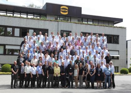 Nach der Veranstaltung stellten sich die HARTING Mitarbeitenden mit ihren Gästen zum gemeinsamen Foto