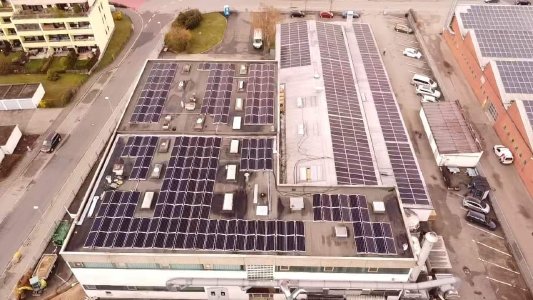 Luftaufnahme der 228 kWp großen Photovoltaikanlage auf dem Strubl GmbH & Co. KG Kunststoffverpackungen Firmengebäude © iKratos
