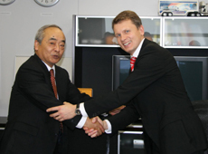 Shizuka Uzawa, Präsident Nisshinbo Holdings, Inc. und Dr. Ralf Cramer, Mitglied des Vorstands der Continental AG und Leiter der Division Chassis & Safety, nach Vertragsunterzeichnung in Yokohama City