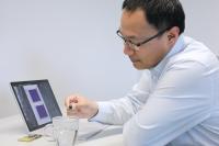 Jun Tan mit einem Demonstrator, der Teil seiner Dissertation zu präziser passiver RFID-Sensorik war, die er am 18. Februar 2021 erfolgreich verteidigt hat. Foto: IMMS.