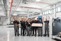 In der Produktion am Hauptstandort Detmold ist die Freude groß: Weidmüller erhält die Auszeichnung als Successful Practice Unternehmen für den Bereich globales Produktionsmanagement