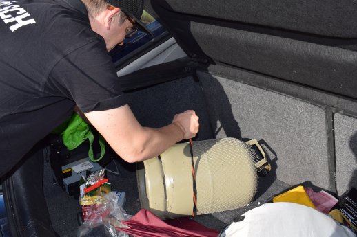 Gasflasche im Auto sichern.jpg
