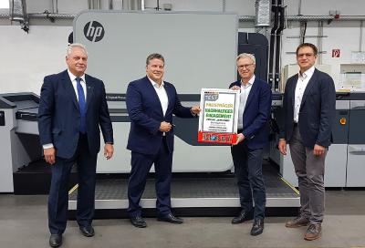 Kunden bewerten das nachhaltige Engagement von ONLINEPRINTERS mit dem Prädikat „sehr stark“. Dazu gratuliert Carsten Träger (2.v.l.), Abgeordneter des Wahlkreises Fürth im Deutschen Bundestag, Roland Keppler, CEO von ONLINEPRINTERS, und Jürgen Winkler, Director Operations und COO von ONLINEPRINTERS. Beim Rundgang durch die Produktion ebenfalls dabei: Neustadts Bürgermeister Klaus Meier (1.v.l.)