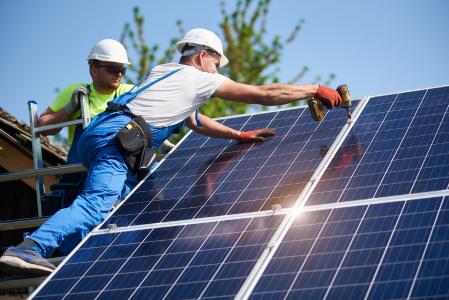 Das neue Gebäudeenergiegesetz verpflichtet Bauherren zur Nutzung mindestens einer Form Erneuerbarer Energien aus gebäudenahen Quellen wie zum Beispiel Solaranlagen. Bildquelle: anatoliy_gleb - stock.adobe.com