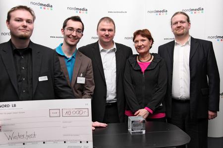 Die Preisträger des Serious Games Award Gold: „Winterfest“; v.l. Matthias Mangelsdorf, Stefan Köhler (Daedalic Entertainment), Holger Diener (Fraunhofer IGD), Barbara Cramm, Maik Neudorfer (Deutscher Volkshochschulverband)