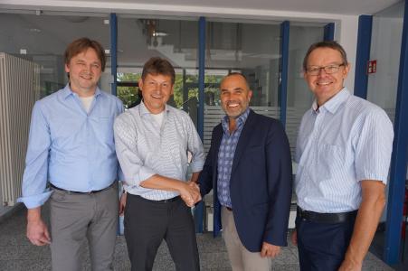 Stefan Haertel, CEO bei Elatec (2. v. r.) begrüßt Klaus Finkenzeller, (2. v. l.) als Innovationsmanager und neues Mitglied in der Managementriege. Mit auf dem Bild: Christian Rötzer, Leiter Entwicklung bei Elatec (1. v. l.) und Andreas Johne, Leiter Produktmanagement bei Elatec (1. v. r.) (Bild: Elatec)