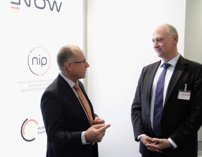 Einig im Engagement "Förderung pro stationäre Brennstoffzelle": Auf der fünften Stuttgarter "World of Energy Solutions" tauschten SOLIDpower-Geschäftsführer Guido Gummert (links) und Erik Schumacher, NOW-Bereichsleiter Stationäre Brennstoffzelle, ihre Gedanken zur Förderung der Innovationstechnologie