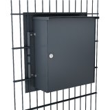 Der Zaunbriefkasten FRISCO in der Variante für Stabmattenbefestigung. Der Einwurf erfolgt von außen, die Entnahme dagegen von der Grundstückseite aus.
