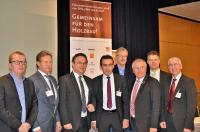 Dem Holzbau gehört die Zukunft!  Einmütig pro Holz (v.l.n.r.): Thomas Elster, Vorstand 81fünf high-tech & holzbau AG; Hubert Barth, stv. Vorsitzender Vereinigung ZimmerMeisterHaus (ZMH); Dr. Hans-Peter Friedrich, Bundestags-Vizepräsident; Erwin Taglieber, Präsident des Deutschen Holzfertigbau-Verbandes (DHV); Karl Hoffmeister, stv. Vorsitzender Holzbau Deutschland – Bund Deutscher Zimmermeister; Xaver Haas, Präsident des Deutschen Holzwirtschaftsrates (DHWR); Dr. Denny Ohnesorge, DHWR-Geschäftsführer; Thomas Schäfer, Hauptgeschäftsführer von Holzbau Baden-Württemberg, DHV und weiteren Holzbauverbänden mit Sitz in Ostfildern bei Stuttgart.  Foto: Achim Zielke für den DHV, Ostfildern; www.d-h-v.de