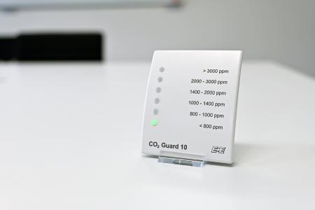 Anhand einer sechsteiligen LED-Ampel gibt der CO2 Guard 10 Auskunft über den aktuellen CO2-Gehalt der Raumluft.