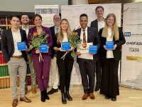 Das Deutsche FinanzbildungsForum 2025 mit den Thesis-Preisträger*innen und Medienpreisträger*innen.  © Stiftung Finanzbildung