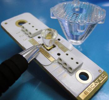 ESCATECs nächsten generation TIR-Linse für LEDs vor einer konventionellen TIR-Linse